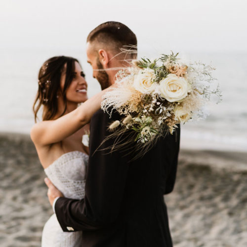 foto matrimonio bouquet in spiaggia